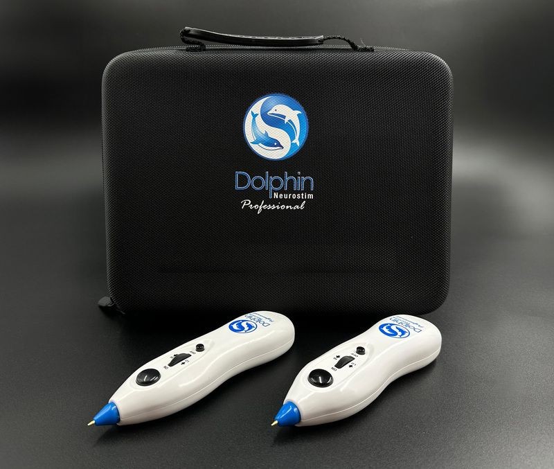 Mis dos dispositivos Dolphin Neurostim Professional delante de su estuche